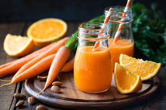uống nước ép cam cà rốt